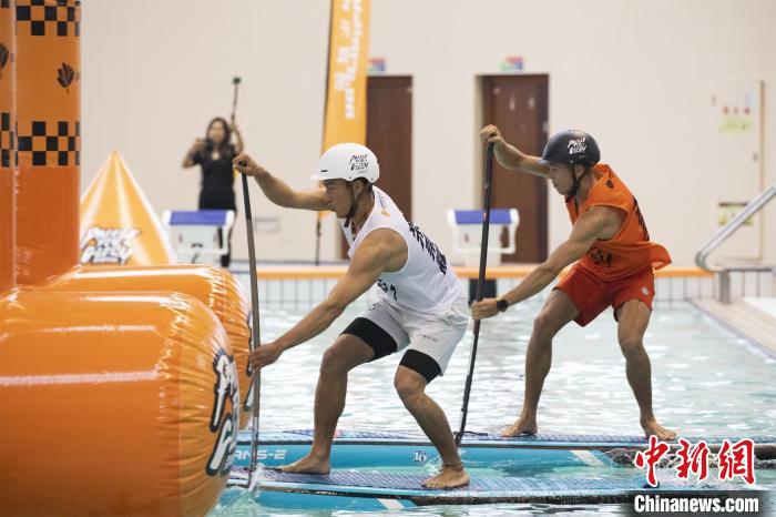 图为参赛选手在泳池内比拼技巧与速度。　董观生 摄