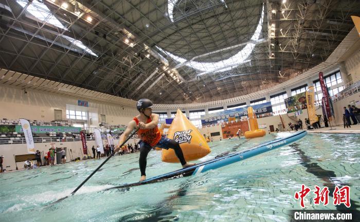 图为参赛选手在泳池内比拼技巧与速度。　董观生 摄
