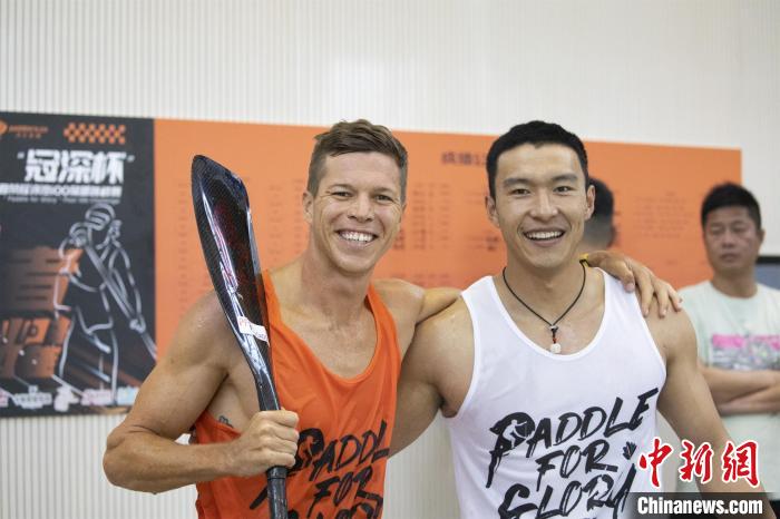 图为中外参赛选手赛后合影。　董观生 摄