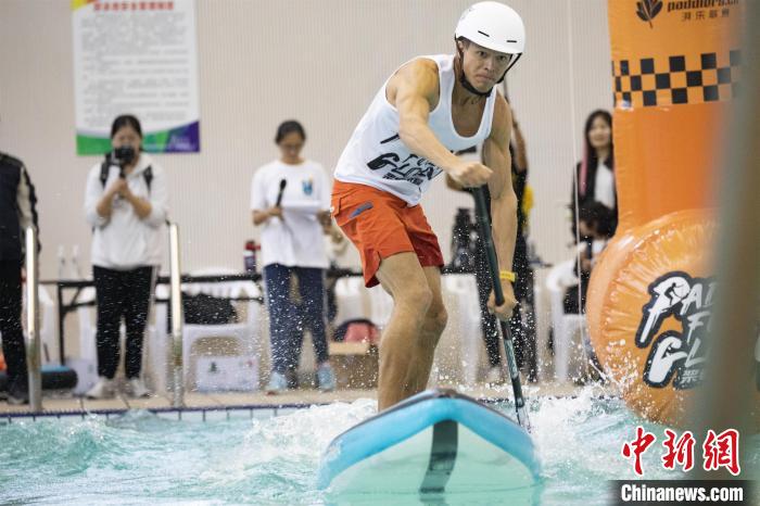 图为参赛选手在泳池内比拼技巧与速度。　董观生 摄
