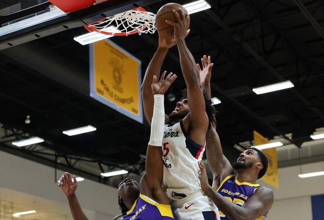 南湾湖人险胜圣迭戈快船晋级季后赛第二轮 奥米