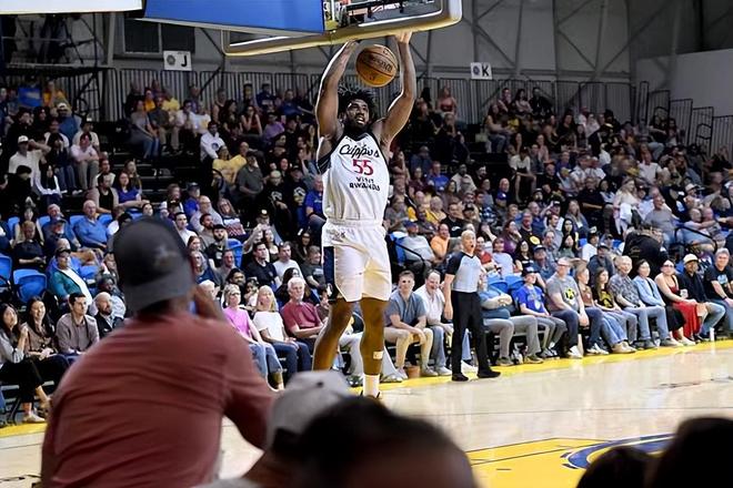 南湾湖人险胜圣迭戈快船晋级季后赛第二轮 奥米