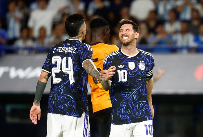 梅西主动让点球彰显团队凝聚力，阿根廷5-0完胜