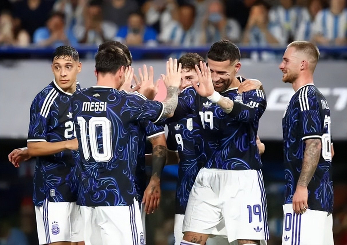 梅西主动让点球彰显团队凝聚力，阿根廷5-0完胜