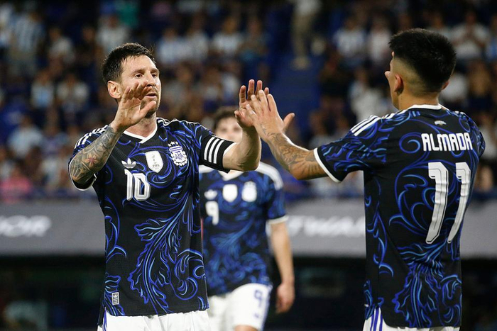 梅西主动让点球彰显团队凝聚力，阿根廷5-0完胜