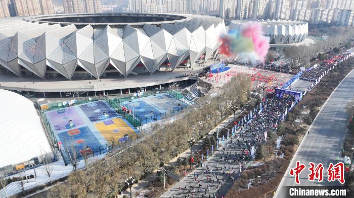 西宁市元旦环城赛盛大举行 6000余名参与者共同迎